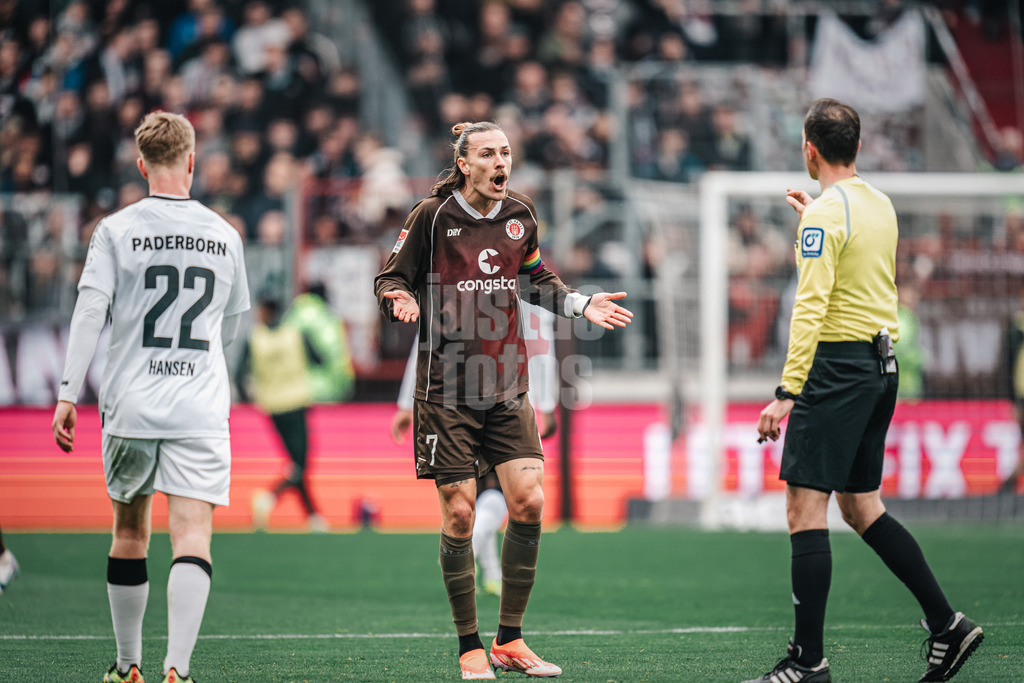 Fußball | Männer | Saison 2023/2024 | 2. Fußball-Bundesliga | 27. Spieltag | FC St. Pauli vs. SC Paderborn 07 | 31.03.2024 | Jackson Irvine (#7, FC St. Pauli) mit der Entscheidung des Schiedsrichters nicht einverstanden