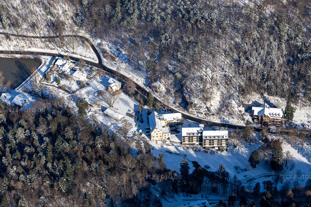 Luftbild: Winterluftbild im Schnee vom Hotel Luisental im Kurtal in Bad Bergzabern im Bundesland Rheinland-Pfalz in Deutschland. Foto: IMG_124392.jpg vom 11.02.2021 durch Werner Riehm/FLY-FOTO.de