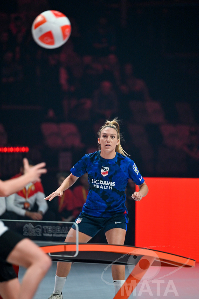 _DWI5650 | Carolyn Greco (USA) beim Frauen- Single Ungarn vs. USA bei der Teqball Weltmeisterschaft 2022 in der Kia Metropole Arena. Nürnberg, 27.11.2022 - Realisiert mit Pictrs.com