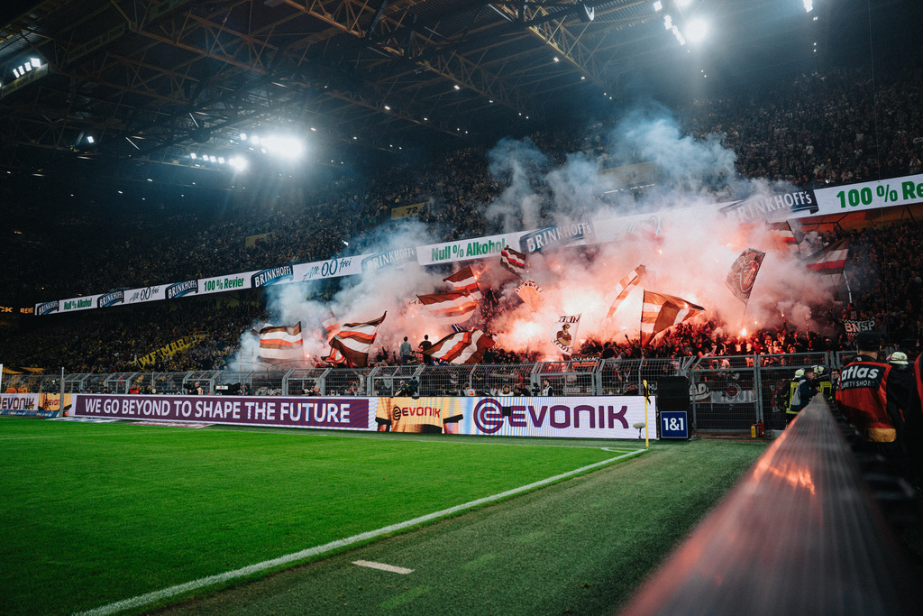 FCP06020 | Der offizielle Shop für FC St. Pauli Fotos. Wähle aus Spielszenen & Fanmomenten dein FCSP Wunschformat. Wir liefern Millerntor-Atmosphäre.