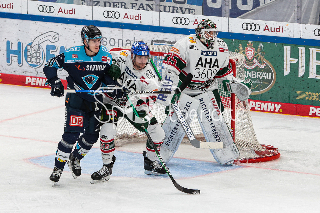 ERC Ingolstadt - Augsburger Panther | Jerome FLAAKE (ERC#90) im Duell mit John ROGL (AEV #28) / Markus Keller (AEV #35)