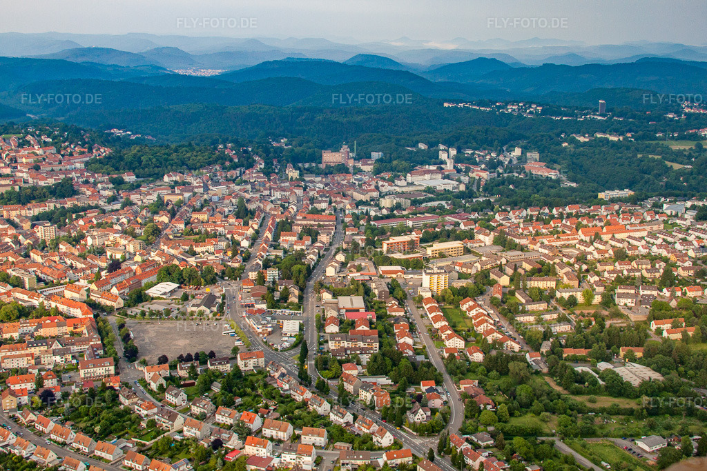 Luftbild: Blocksbergstraße Kronenstraße von Osten in Pirmasens im Bundesland Rheinland-Pfalz in Deutschland. Foto: IMG_29345.jpg vom 25.06.2010 durch Werner Riehm/FLY-FOTO.de