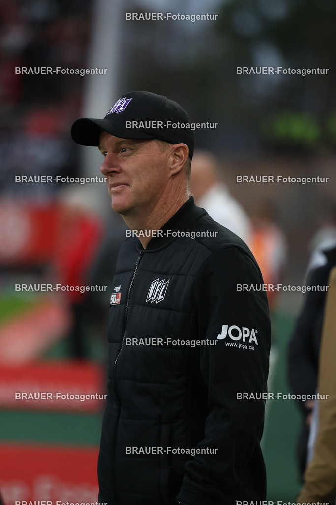 Rot-Weiss Essen - VFL Osnabrück | Essen, Deutschland, 17.09.2025 Timo Schultz (VFL Osnabrück) schautwährend des 3.Liga Spiels zwischen  Rot-Weiss Essen und VFL Osnabrück am 17.09.2025 im Stadion an der Hafenstraße in Essen. (Foto von Timo Bluhmki-Schmidt/Brauer Fotoagentur