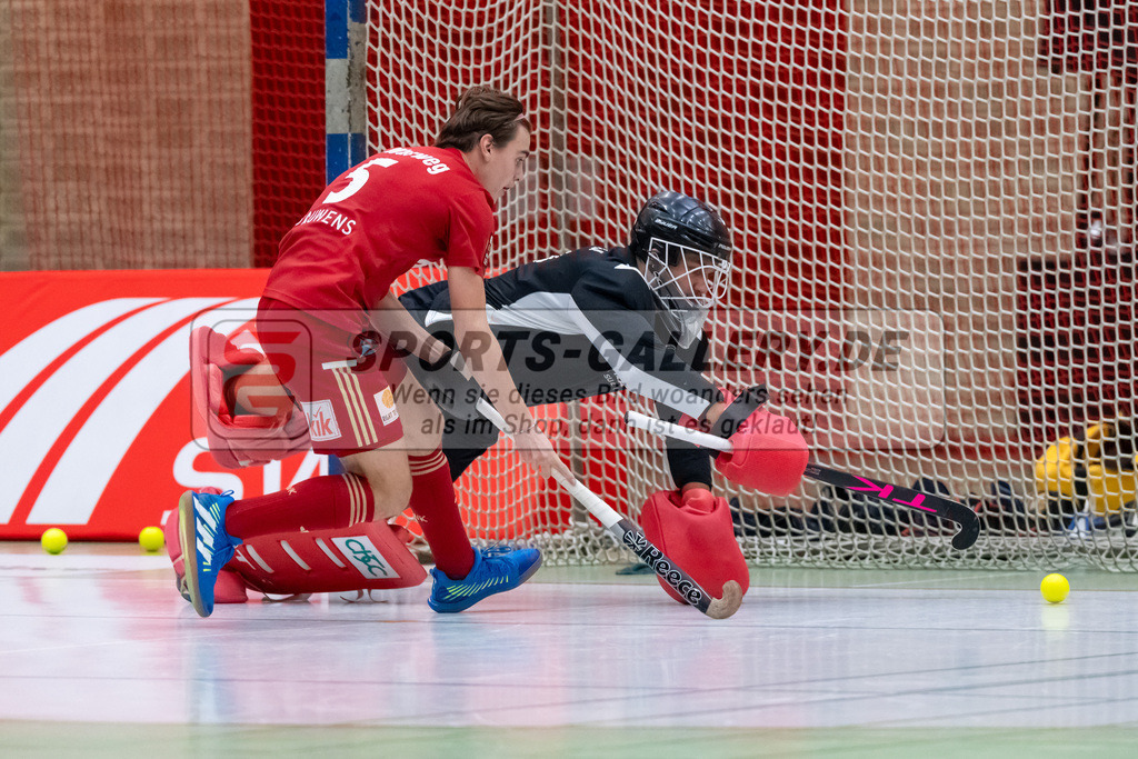 HK_20241214_100334 | 1. Bundesliga Halle Herren Crefelder HTC - Rot-Weiss Köln am 14.12.2024 Halle Glockenpitz, Krefeld , Justus Warberg ( Rot-Weiss Köln #5 ) , Joshua Onyekwue Nnaji Torwart ( Crefelder HTC #29 )