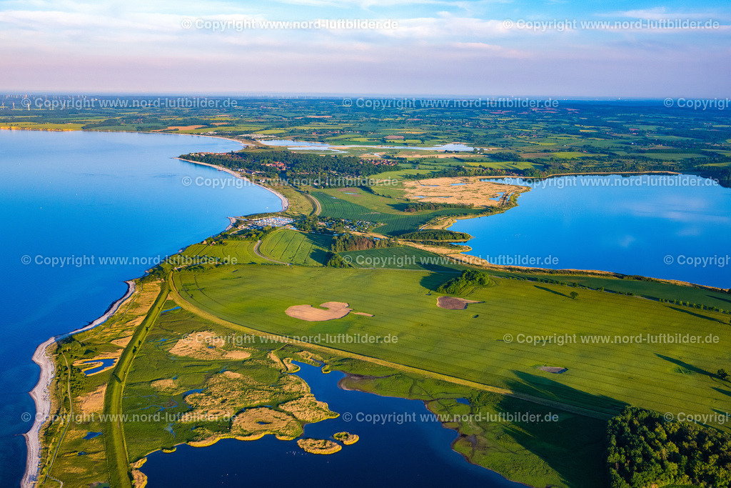 Behrensdorf_ELS_9233030622 | BEHRENSDORF 03.06.2022 Küsten- Landschaft am Sandstrand der Ostsee mit angrenzenden Salzwiesen und Großer Binnensee in Behrensdorf im Bundesland Schleswig-Holstein, Deutschland. // Coastal landscape on the sandy beach of the Baltic Sea with adjacent salt marshes and large inland lake in Behrensdorf in the state Schleswig-Holstein, Germany. Foto: Martin Elsen