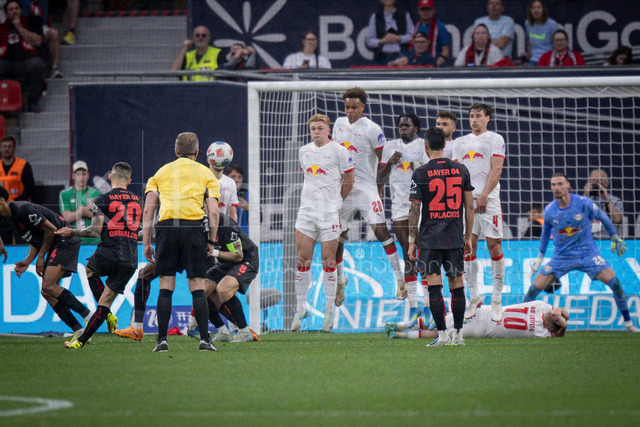 German Bundesliga, Bayer 04 Leverkusen vs. RB Leipzig, 02.05.2026 | LEVERKUSEN, GERMANY - MAY 2, 2026 : A free kick by Alejandro Grimaldo (Bayer 04 Leverkusen, 20)  during the German Bundesliga match on gameday 32 between Bayer 04 Leverkusen vs. RB Leipzig at BayArena on May 2, 2026 in Leverkusen, Germany. DFL REGULATIONS PROHIBIT ANY USE OF PHOTOGRAPHS AS IMAGE SEQUENCES AND/OR QUASI-VIDEO.