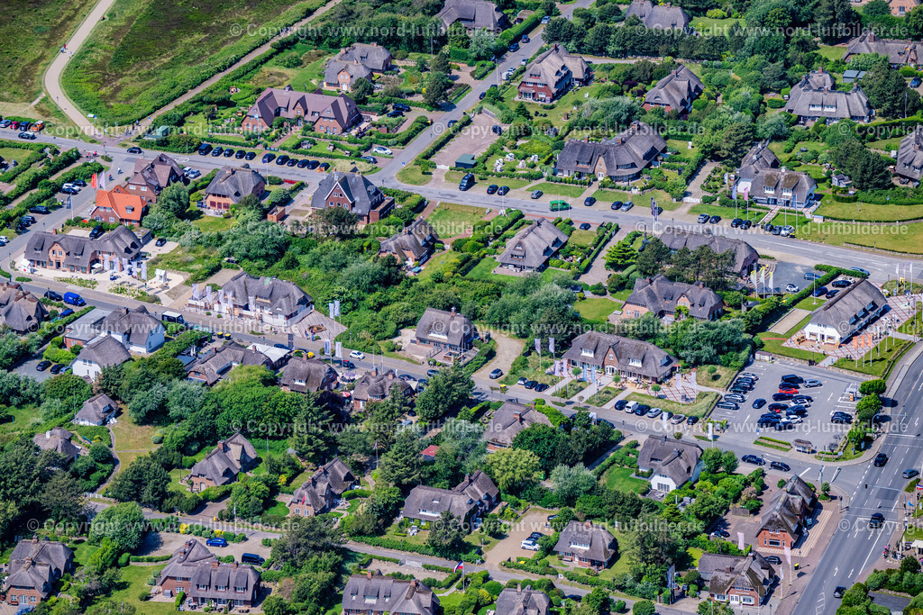 Sylt_Kampen_Strönwai_Kurhasstrasse_ELS_5106130625 | KAMPEN (SYLT) 21.06.2025 Ortsansicht an der Meeres-Küste in Kampen Strönwai und Kurhausstraße (Sylt) auf der Insel Sylt im Bundesland Schleswig-Holstein, Deutschland. // View of the sea coast in Kampen Stroewai and Kurhausstrasse (Sylt) on the island of Sylt in the federal state of Schleswig-Holstein, Germany. Foto: Martin Elsen