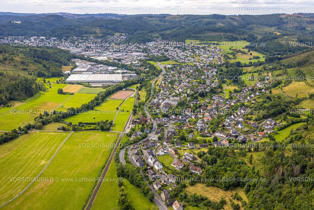 BadLaasphe240709522 | Luftbild, Gewerbegebiet Industriestraße Lahnuferstraße und Ortsansicht Wohngebiet Niederlaasphe, Wiesen und Felder mit hügeliger Waldlandschaft, Bad Laasphe, Wittgensteiner Land, Nordrhein-Westfalen, Deutschland