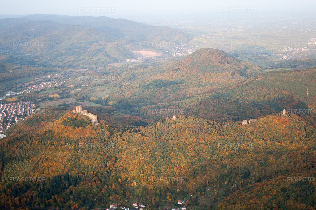 Luftbild: Annweiler, 3 Burgen Trifels, Scharfenberg und Anebos in Leinsweiler im Bundesland Rheinland-Pfalz in Deutschland. Foto: IMG_54004.jpg vom 20.10.2012 durch Werner Riehm/FLY-FOTO.de