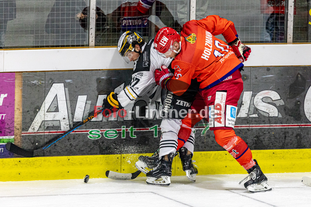 EC Peiting vs EV Füssen | Eishockey Oberliga Süd 2023/2024, EC Peiting vs EV Füssen,
Duell zwischen Daniel HOLZMANN (ECP 10) und Pius SEITZ (EVF 17),
2023-10-29 in Peiting (Eisstadion)
17 Pius SEITZ (EVF 17), 10 Daniel HOLZMANN (ECP 10)
Copyright: WolfgangxLindner sportworld