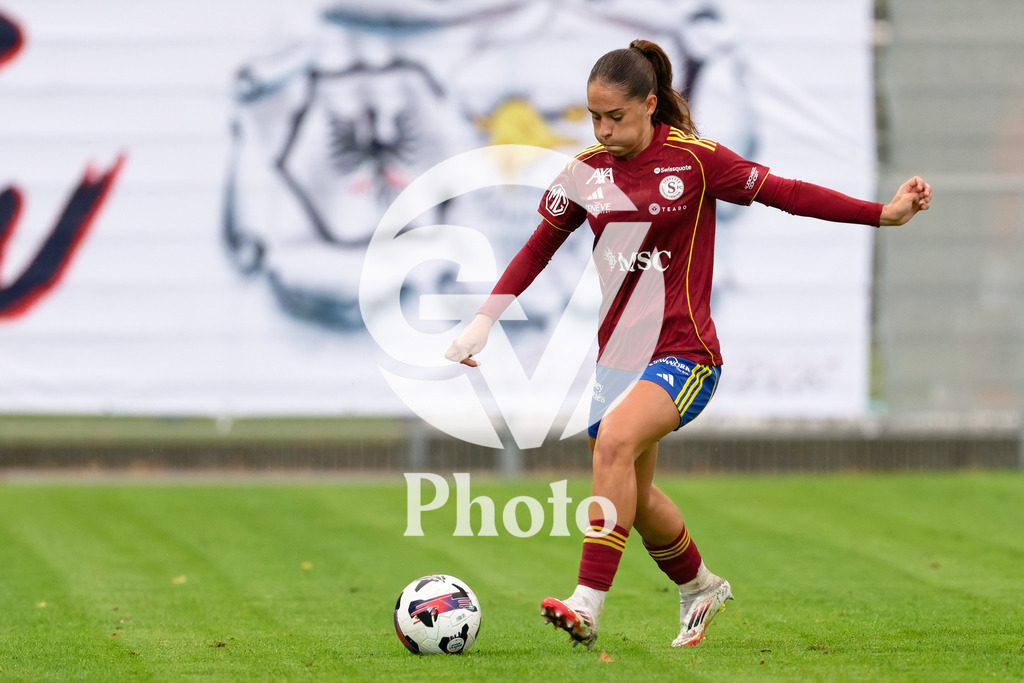 DZ9_4793_c | Switzerland: AXA Womens Super League 2025/26, Servette FC Chenois Feminin vs FC Aarau Frauen - Stade des Trois-Chene, Chene-Bourge: Amina Muratovic (23 Servette FC Chenois Feminin) in action (close up) 