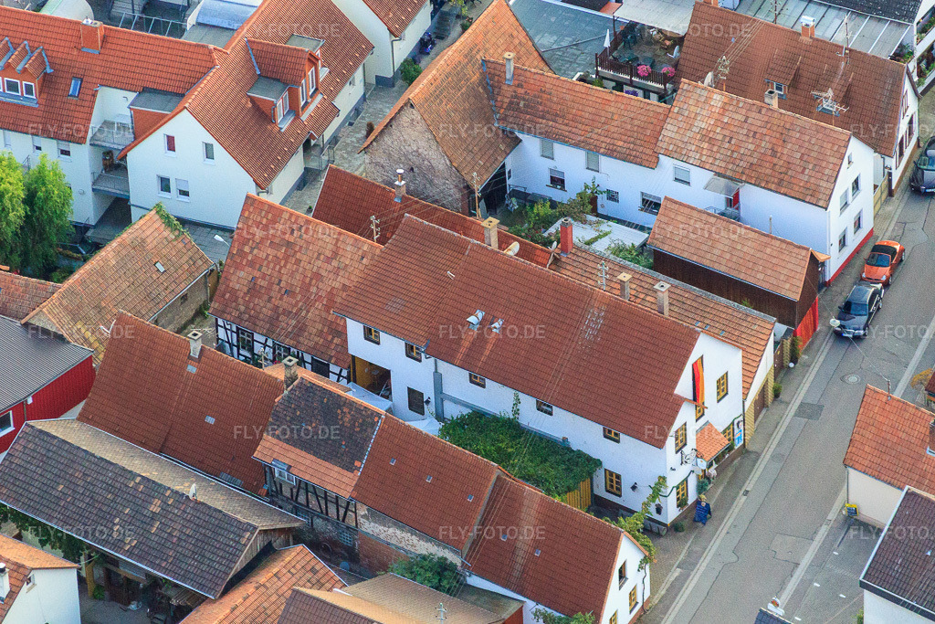 Luftbild: Juststraße, Gaststätte Zum Schloddrer in Kandel im Bundesland Rheinland-Pfalz in Deutschland. Foto: IMG_32868.jpg vom 03.09.2010 durch Werner Riehm/FLY-FOTO.de