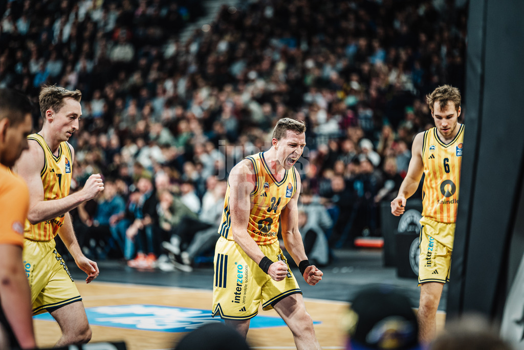 Basketball | Männer | Saison 2025/2026 | easyCredit Basketball Bundesliga | Veolia Towers Hamburg vs. ALBA BERLIN | 14.12.2025 | Justin Bean (#34, ALBA Berlin) jubelt