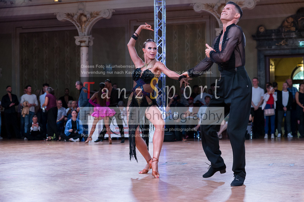 20240706_WDSF_WO_Latin_8836 | Tanzsportbilder, Standardtanz, Lateintanz, WDSF, DTV, LTVB, dancecomp, goc, hessen tanzt, blaues band der spree, walzer, tango, wiener walzer, slowfox, quickstepp, samba, rumba, cha-cha-cha, paso doble. jive, hd-kroft photography, turniertanzsport