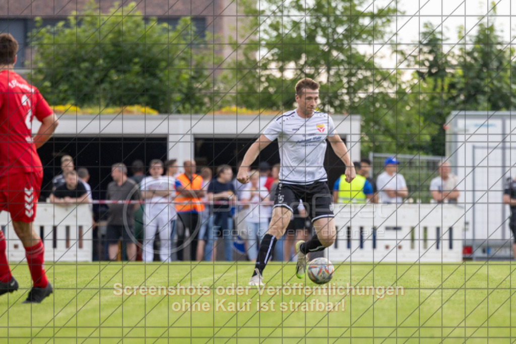 20250616_183509_0210 | #,  TV Eybach (weiß) vs. 1.FC Donzdorf II (rot), Fussball, Entscheidungsspiel 3 in Kreisliga A3 - Bezirk Neckar/Fils, Saison 2024/2025, Rasensportplatz, Staufenecker Str. 41, 73084 Salach, 16.06.2025 - 18:30 Uhr,Foto: PhotoPeet-Sportfotografie/Peter Harich