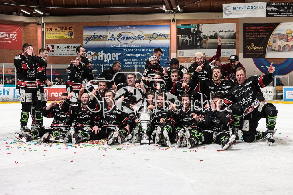 EHC Königsbrunn - TEV Miesbach | Grenzenloer Jubel beim EHC Koenigsbrunn nach dem Gewinn der Bayerliga Meisterschaft im Spiel 3 der Playoffserie gegen den TEV Miesbach / Jubel / Freude / Siegerfoto