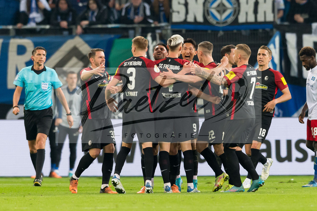HSVSCF20220419_338 | Fussball, Herren: Vincenzo Grifo (SC Freiburg) Torjubel, jubelt mit seiner Mannschaft nach dem Treffer zum 0:3 beim DFB-Pokal-Halbfinalspiel zwischen Hamburger SV und SC Freiburg im Volksparkstadion am 19.04.2022 in Hamburg, Deutschland.DFB / DFL REGULATIONS PROHIBIT ANY USE OF PHOTOGRAPHS AS IMAGE SEQUENCES AND/OR QUASI-VIDEO. - Realisiert mit Pictrs.com