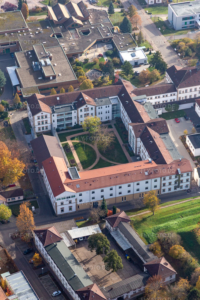 Luftbild: Klinikgelände des Krankenhauses Klinik für Kinder-/Jugendpsychiatrie und -psychotherapie im Ortsteil Pfalzklinik Landeck in Klingenmünster im Bundesland Rheinland-Pfalz in Deutschland. – Foto: IMG_123753.jpg vom 07.11.2020 durch Werner Riehm/FLY-FOTO.de – Auflösung des Originals: 3640 x 5461 px