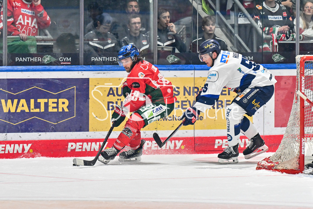 Augsburger Panther - Iserlohn Roosters | im DUell Anthony LOUIS (Augsburger Panther #18) und Johannes HUSS (Iserlohn Roosters 55) / Zweikampf / Penny DEL: Augsburger Panther - Iserlohn Roosters; Curt Frenzel Stadion am 21.09.2025