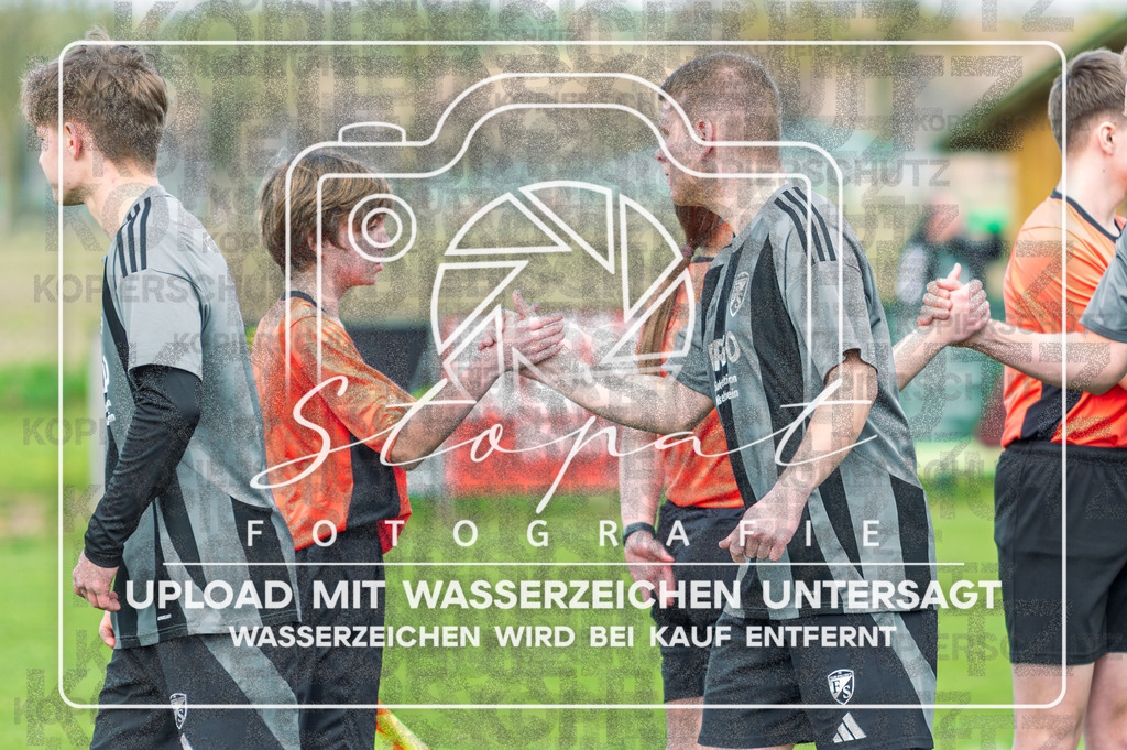 FGFS-SGA-1010 | Eike Alexander Wöbse (Schiedsrichterassistent) und Marlon Bargmann (FG Fulde-Stellichte #19) beim Herren Kreisliga HK Spiel zwischen  FG Fulde-Stellichte und SG Allertal im Fulder Zentralstadion, Fulde (Simon Paul Stopat) - Realisiert mit Pictrs.com