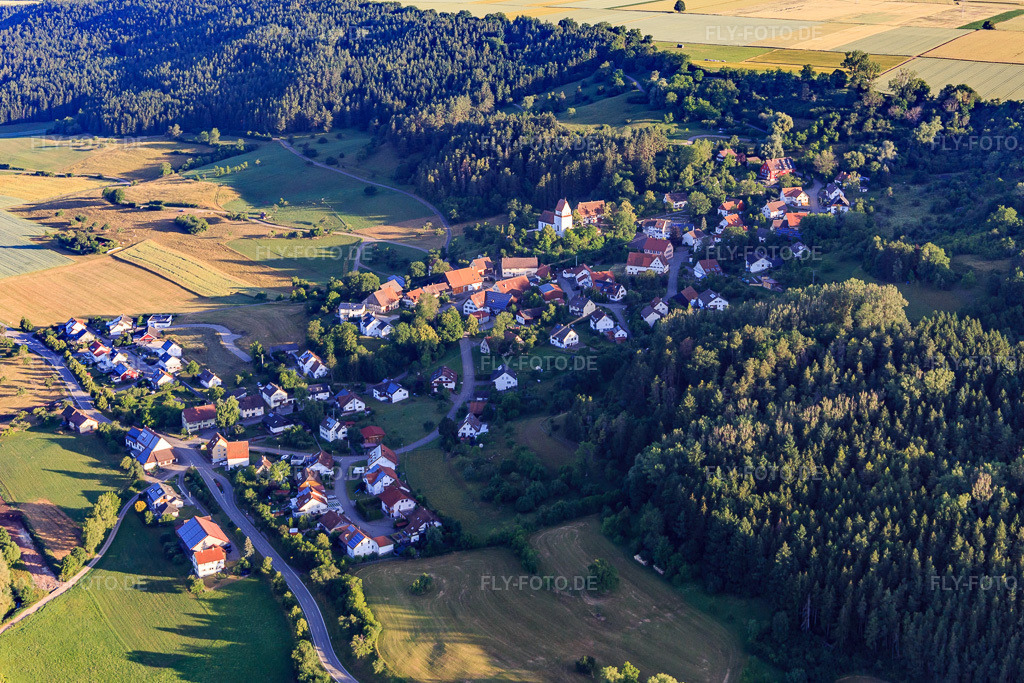 Luftbild: Dorfansicht aus Südosten im Ortsteil Gößlingen in Dietingen im Bundesland Baden-Württemberg in Deutschland. Foto: IMG_148620.jpg vom 25.06.2025 durch Werner Riehm/FLY-FOTO.de