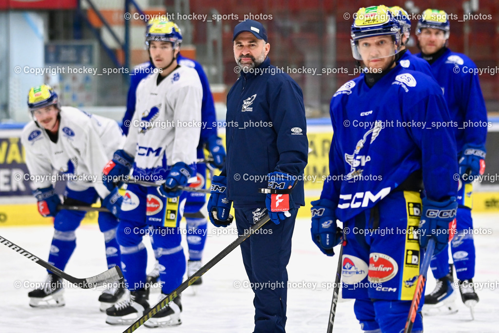 Eistrainig EC VSV mit Headcoach Pierre Allard | Eistrainig EC VSV mit Headcoach Pierre Allard, 1. Eistrainig EC VSV mit Headcoach Pierre Allard am 02.12.2025 in Villach (Stadthalle Villach), Austria, (Photo by Bernd Stefan)