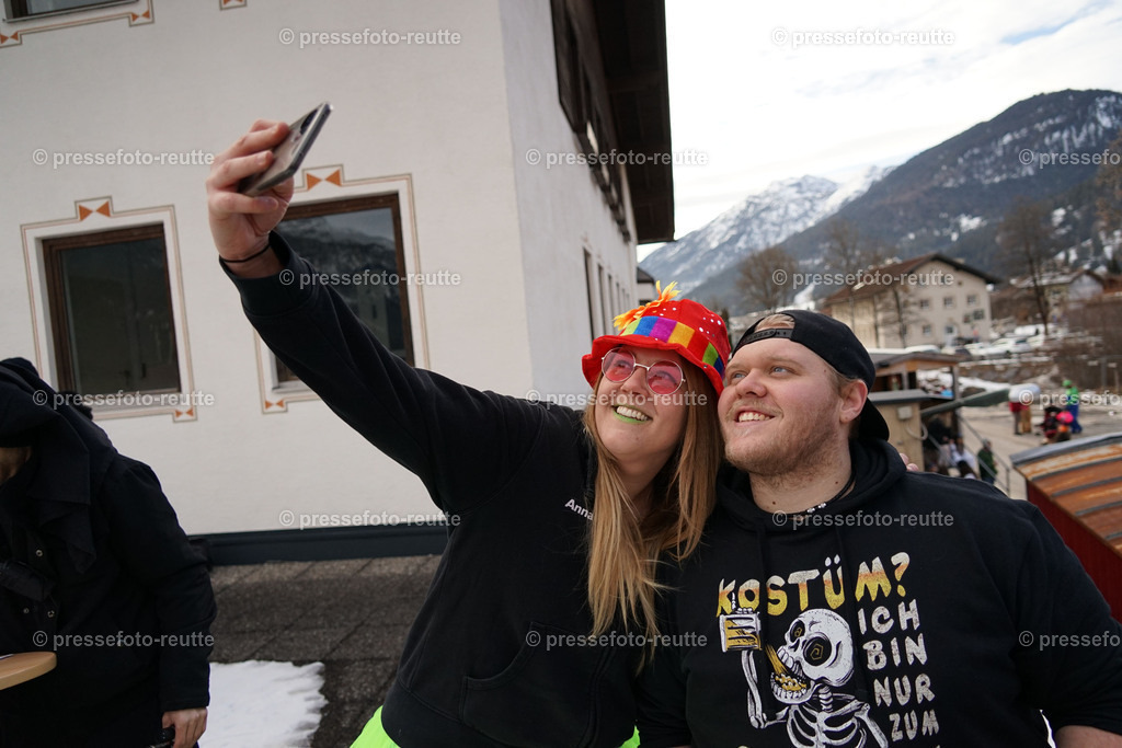 news-2023-Feb11-Fasching-Weissenbach-DSC02074 | Info aus dem Bezirk Reutte/Ausserfern Tirol sowie eine umfangreiche Bilddatenbank über die gesamte Region: Lechtal, Talkessel Reutte, Tannheimertal, Zwischentoren. Lech, Plansee, Zugspitze, Grenztunnel, B179, Fernpassstraße, Verkehr, Lawinen, Tradition, - Realisiert mit Pictrs.com