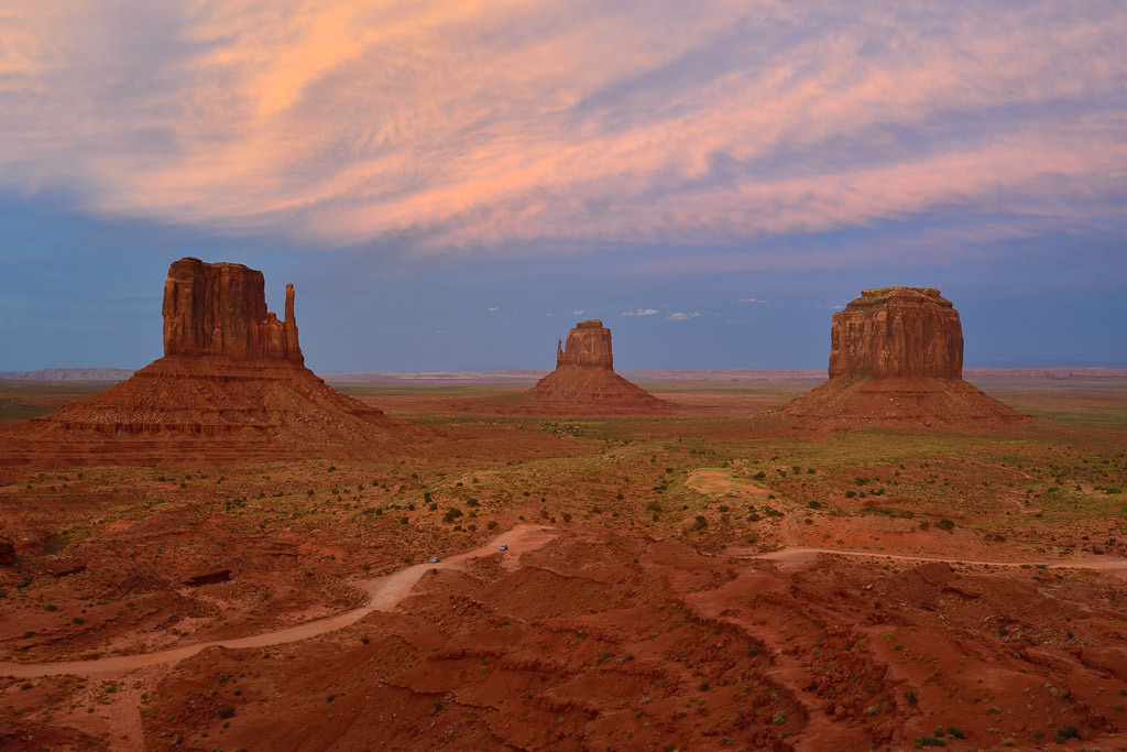 usa-2015-292 | Panorama mit den Tafelbergen West Mitten Butte, East Mitten Butte und Merrick Butte (von links nach rechts) im Monument Valley (USA) nach Sonnenuntergang - Realisiert mit Pictrs.com