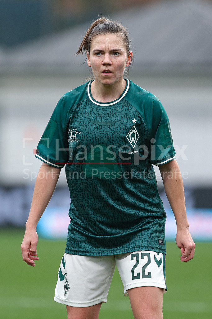 Fussball, Google Pixel Frauen-Bundesliga, TSG 1899 Hoffenheim - SV Werder Bremen | v.li.: Rieke Dieckmann (SV Werder Bremen, 22), Portrait, Nahaufnahme, Einzelfoto, Einzelbild, im Jubiläumstrikot, Trikot, Jersey, Sondertrikot zum 125. Vereinsjubiläum, Jubiläum, DIE DFB-RICHTLINIEN UNTERSAGEN JEGLICHE NUTZUNG VON FOTOS ALS SEQUENZBILDER UND/ODER VIDEOÄHNLICHE FOTOSTRECKEN. DFB REGULATIONS PROHIBIT ANY USE OF PHOTOGRAPHS AS IMAGE SEQUENCES AND/OR QUASI-VIDEO.