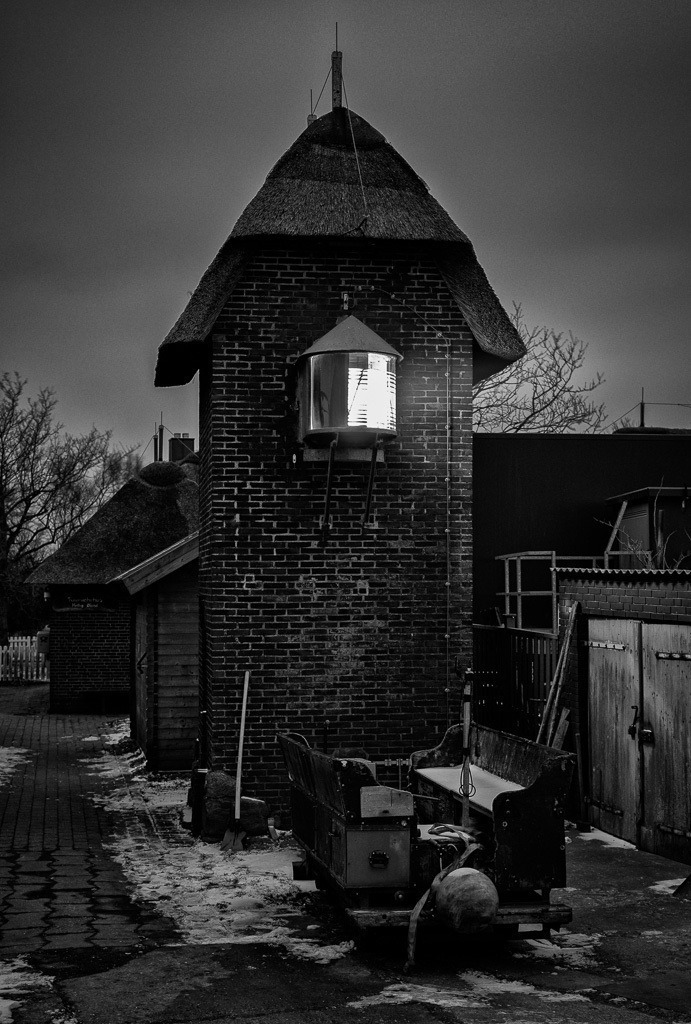 Reetgedeckter Leuchtturm auf Hallig Oland © Holger Rüdel | Der Online-Shop von Holger Rüdel. Ausgewählte Fotografien als FineArt-Prints bestellen: Bildreportagen, Landschaften, Wildlife, History, Infrarot-Motive in Schwarzweiß und Verschiedenes.  - Realisiert mit Pictrs.com