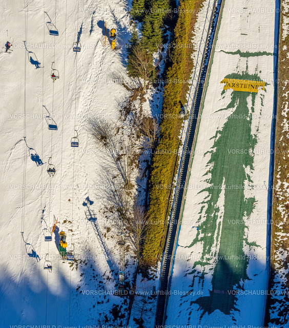 Winterberg230205812 | Luftbild, Auslaufzone mit Warsteiner Schriftzug der St. Georg Sprungschanze, Schattenspiel eines Skiliftes, Winterberg, Sauerland, Nordrhein-Westfalen, Deutschland