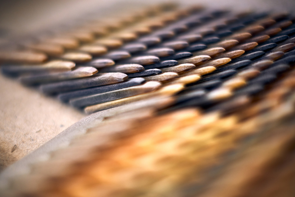 Hornmanufaktur, Detail eines Hornkammes | Wien, Austria - August 09, 2022; Hornmanufaktur Thomas Petz; Detail eines Hornkammes. - Realisiert mit Pictrs.com