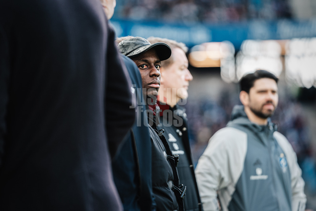 Fußball | Männer | Saison 2023/2024 | 2. Fußball-Bundesliga | 26. Spieltag | Hamburger SV vs. SV Wehen Wiesbaden | 17.03.2024 | Jean-Luc Dompe (#27, HSV) sitzt auf der Bank