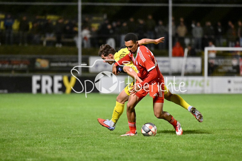 DJK Vilzing - FC Bayern Amateure | im Duell Erol ÖZBAY (Djk Vilzing 28) und Vincent Ugo MANUBA (FC Bayern Muenchen II 15) / Zweikampf / Regionalliga Bayern: DJK Vilzing - FC Bayern Amateure; Manfred-Zollner Stadion am 23.09.2025