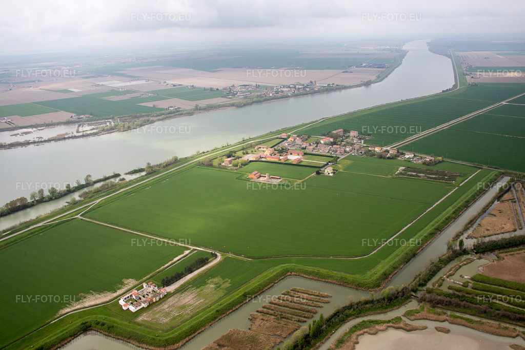 Vue aérienne: Vue de la ville à Ca' Zuliani dans le département Vénétie, Italie – .Photo: IMG_087699.jpg prise le 09/04/2016 par Werner Riehm/FLY-FOTO.eu – Résolution de l'original: 5472 x 3648 px