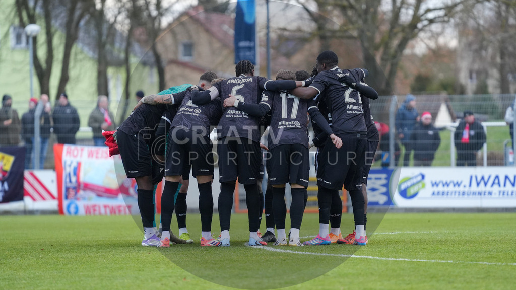 Fußball, Herren, Saison 2025/2026, Regionalliga Nordost, 18. Spieltag, FSV 63 Luckenwalde vs. FC Rot-Weiß Erfurt, Samstag 06.12.2025, Werner-Seelenbinder-Stadion Luckenwalde, | Fußball, Herren, Saison 2025/2026, Regionalliga Nordost, 18. Spieltag, FSV 63 Luckenwalde vs. FC Rot-Weiß Erfurt, Samstag 06.12.2025, Werner-Seelenbinder-Stadion Luckenwalde, Im Bild: Der Mannschaftskreis des FC Rot-Weiß Erfurt. - Realisiert mit Pictrs.com