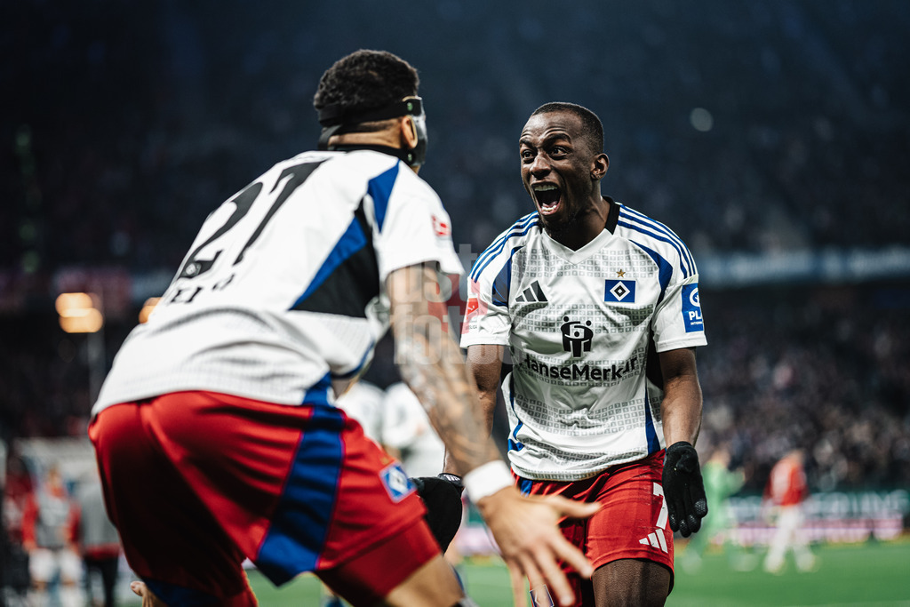 Fußball | Männer | Saison 2024/2025 | 2. Fußball-Bundesliga | 23. Spieltag | Hamburger SV vs. 1. FC Kaiserslautern | 21.02.2025 | v.l. Davie Selke (#27, HSV) jubelt mit Jean-Luc Dompe (#7, HSV) , das Tor wird durch VAR aberkannt Videobeweis