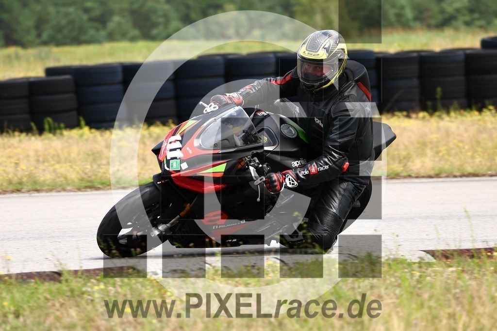 0111-PXR60750 | Schöne Erinnerungen an spannende Momente - das festzuhalten ist unser Job. PIXELrace.de ist seit 2003 auf den Rennstrecken Europas unterwegs um die Action draußen beim Fahren und die wunderbare Stimmung imm Fahrerlager für euch einzufangen.