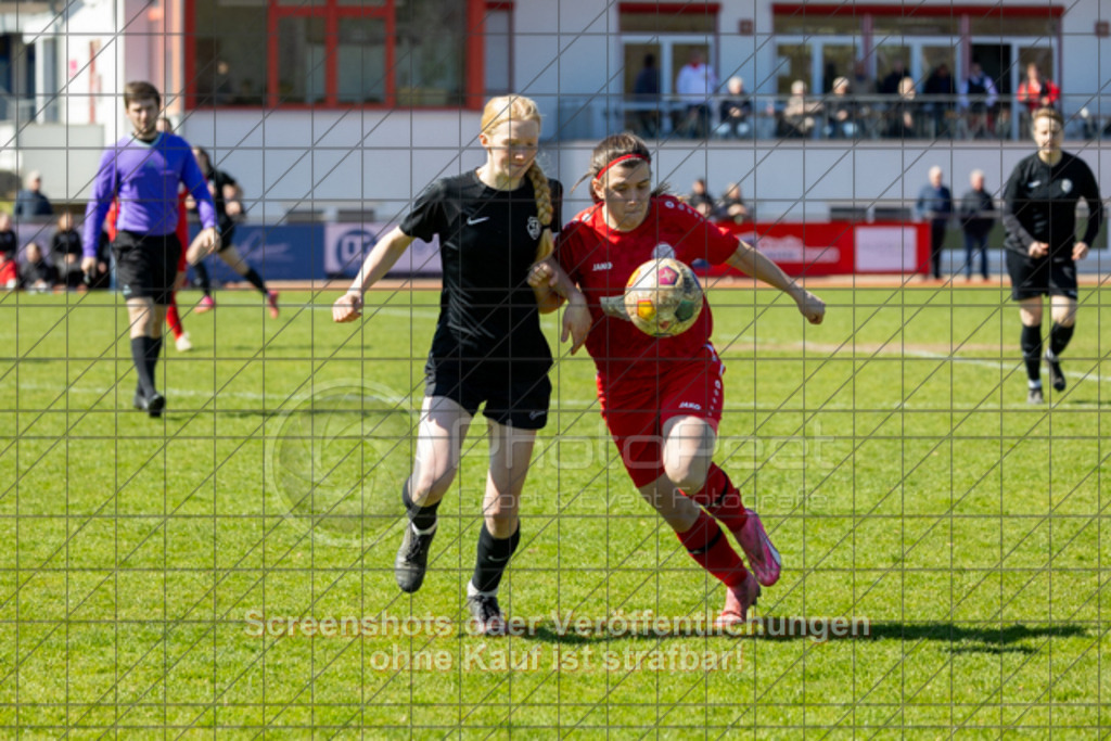 20250406_140343_0042 | Lena Scheiring (1.FC Donzdorf #10)1.FC Donzdorf (rot) vs. SV Jungingen (schwarz), Fussball, Frauen-Verbandsliga Württemberg, 16. Spieltag, Saison 2024/2025, Rasenplatz Lautertal Stadion, Süßener Straße 16, 73072 Donzdorf, 06.04.2025 - 13:00 Uhr,Foto: PhotoPeet-Sportfotografie/Peter Harich