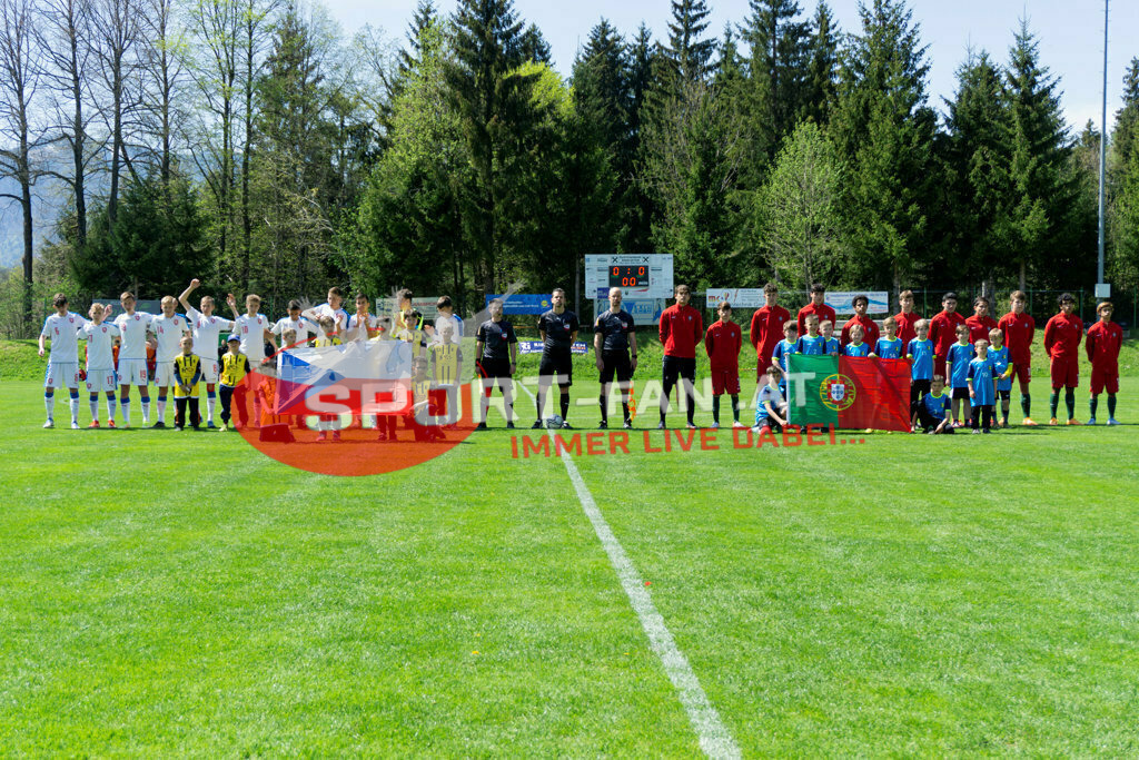 Portugal  U15 -Czech Republic U15 | Einlaufkinder ; Portugal  U15 -Czech Republic U15 am 29.04.2022 in Arnoldstein
(Sportplatz), AUSTRIA, (Photo by Ernst Krawagner sport-fan.at) - Realisiert mit Pictrs.com