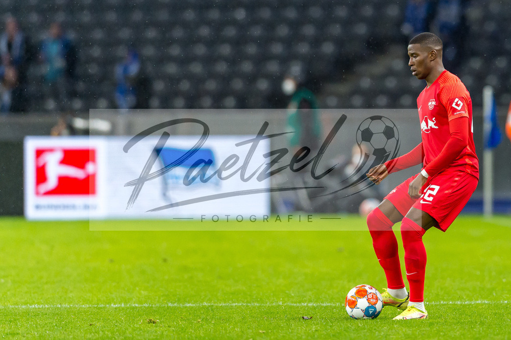 BSCRBL20220220_122 | Fussball, Herren: Nordi Mukiele (RB Leipzig) in Aktion, am Ball, Einzelaktion bei dem Spiel der 1. Bundesliga zwischen Hertha BSC und RB Leipzig im Olypiastadion am 20.02.2022 in Berlin, Deutschland.DFB / DFL REGULATIONS PROHIBIT ANY USE OF PHOTOGRAPHS AS IMAGE SEQUENCES AND/OR QUASI-VIDEO. - Realisiert mit Pictrs.com