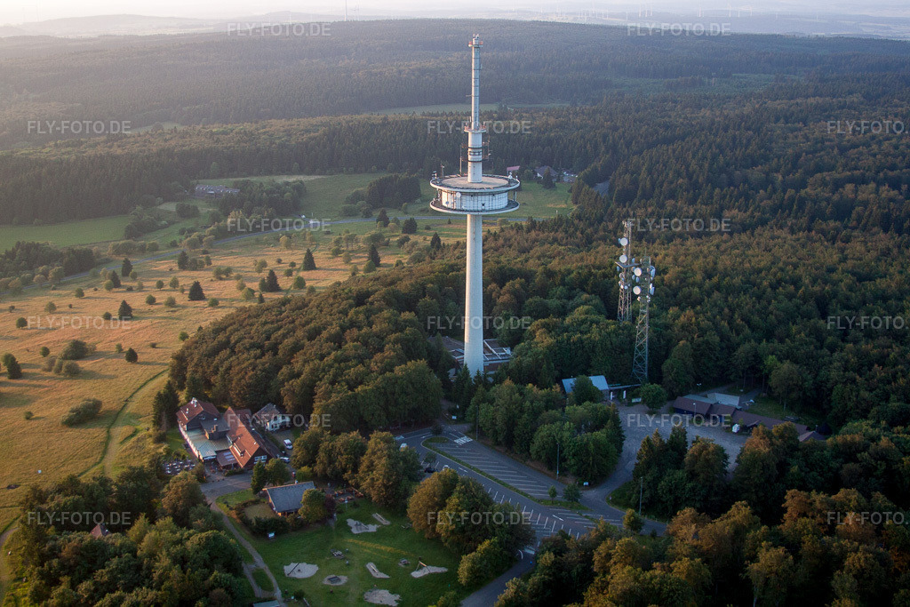 Luftbild: Funkturm und Sendeanlage, Sommerrodelbahn, Waldparkplatz und Ausflugslokal auf der Kuppe des Berg Hoherodskopf im Ortsteil Breungeshain in Schotten im Bundesland Hessen in Deutschland. Foto: IMG_68694.jpg vom 21.06.2014 durch Werner Riehm/FLY-FOTO.de
