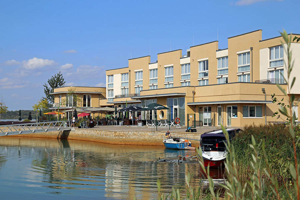 Bildlexikon Leipzig - Lagovida - Das Ferienresort am Störmthaler See | Das Team hinter BILDLEXIKON LEIPZIG bündelt historische wie aktuelle Informationen über die Stadt Leipzig in Text und Bild auf einer Plattform und stellt diese der interessierten Öffentlichkeit zur Verfügung.