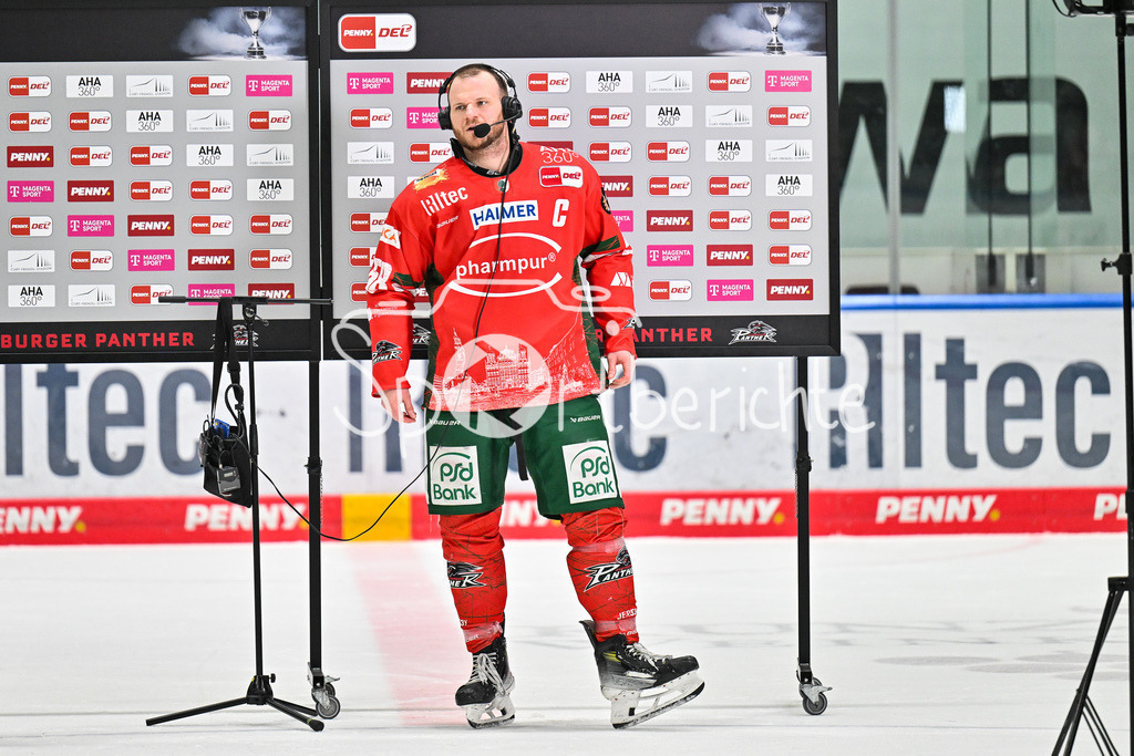 Augsburger Panther - Eisbären Berlin | aUGSBURG, GERMANY - 27. JANUARY: im Bild Maximilian RENNER (Augsburger Panther 58) beim Interview von MagentaSport / Einzelfoto / Freisteller nach dem Match zwischen den Augsburger Panthern und den Fischtown Pinguins am 43. Spieltag der Penny DEL im Curt Frenzel Stadion
