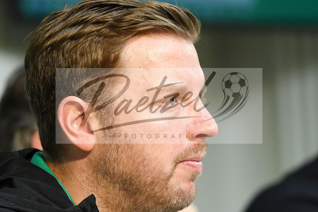 20200212_PKBREM_0012 | Fussball, Herren: Trainer Florian Kohfeldt (SV Werder Bremen) schaut waehrend der Pressekonferenz des SV Werder Bremen auf dem wohninvest Weserstadion am 12.02.2020 in Bremen, Deutschland. - Realisiert mit Pictrs.com