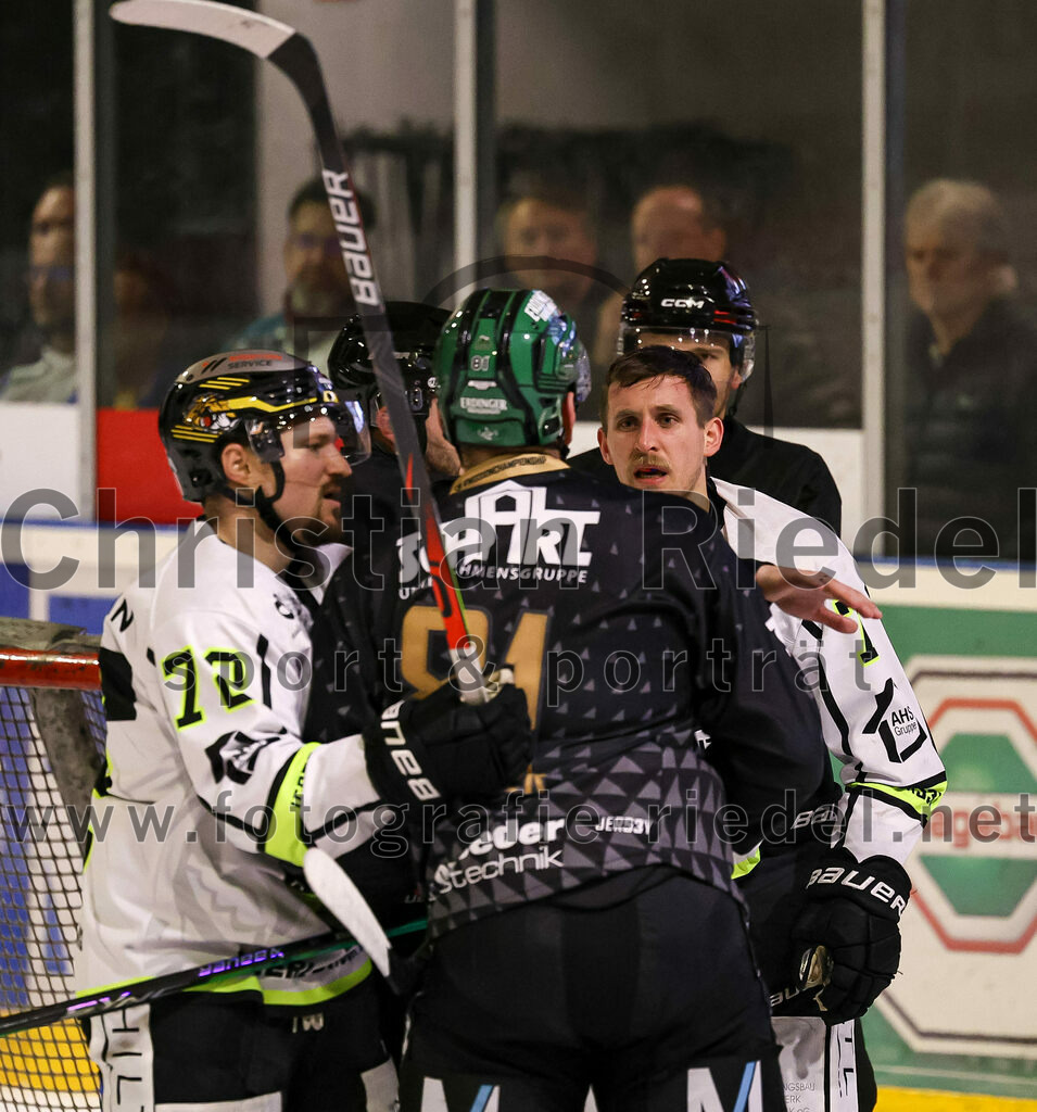 2024-02-16_101_TSV_Erding_gegen_ERSC_Amberg | Erding, Deutschland, 16.02.2024:
Eishockey, Bayernliga Playoffs 2023 / 2024, 1. Spieltag, TSV Erding gegen ERSC Amberg, Endergebnis: 1:2

Andreas Pielmeier (ERSC Amberg, #72), Maximilian Forster (Erding Gladiators, #81)

Foto: Christian Riedel / fotografie-riedel.net