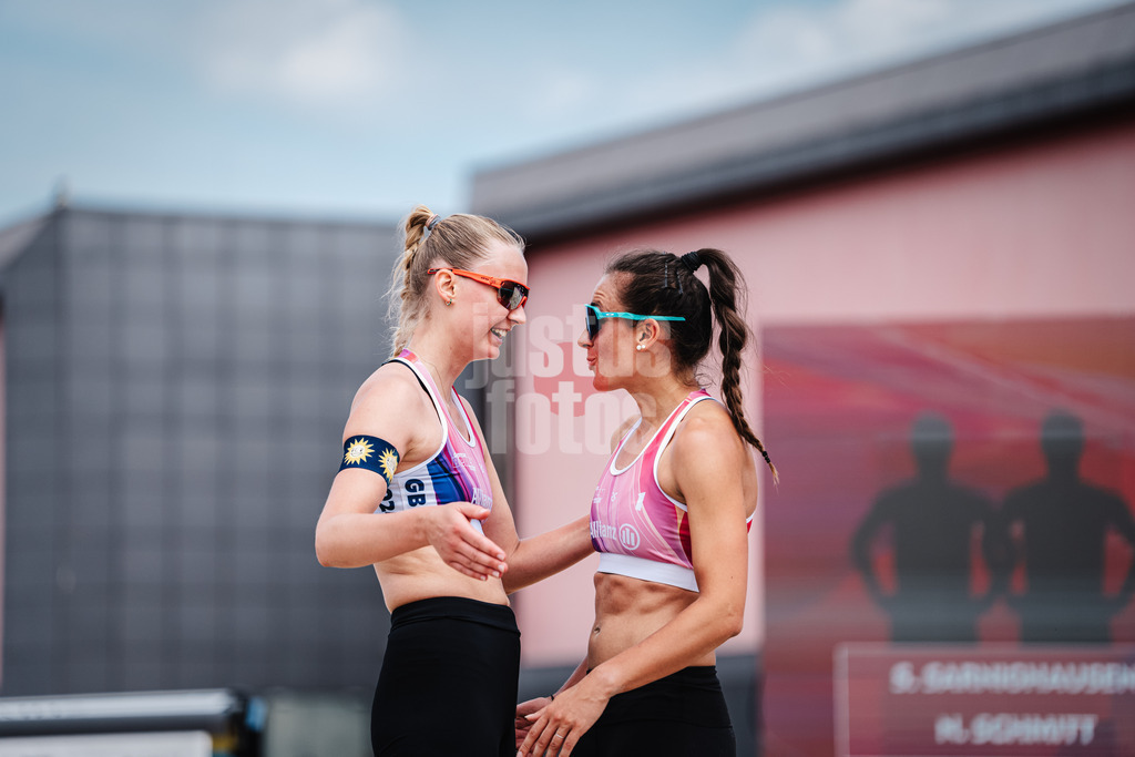 Beachvolleyball | Frauen | German Beach Tour 2024 | Tourstop Bremen | 06.06.2024 | v.l. Nele Schmitt und Sophie Sarnighausen jubeln nach dem Sieg