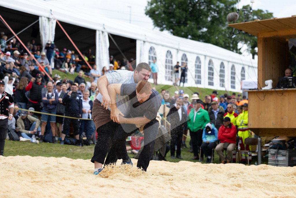 Rigi2025_1059 | Die Schwinger des Schwyzer Kantonalen Schwingerverbandes: Fotos, die Dynamik und Leidenschaft festhalten, sowie emotionale Momente aus dem traditionellen Schwingsport zeigen. - Realisiert mit Pictrs.com