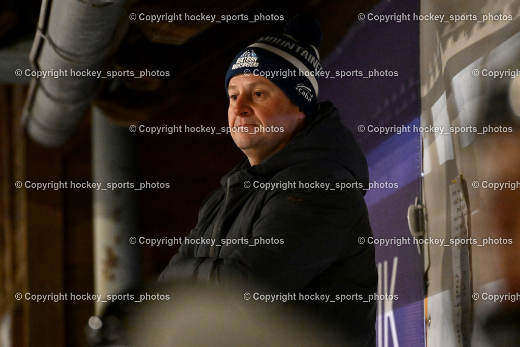 ELV Zauchen vs. EC Tigers Paternion  | Headcoach EC Tigers Paternion Hannes Schellander, ELV Zauchen vs. EC Tigers Paternion , ELV Zauchen vs. EC Tigers Paternion  am 02.01.2025 in Eisoval Zauchen (Stadthalle Villach), Austria, (Photo by Bernd Stefan)