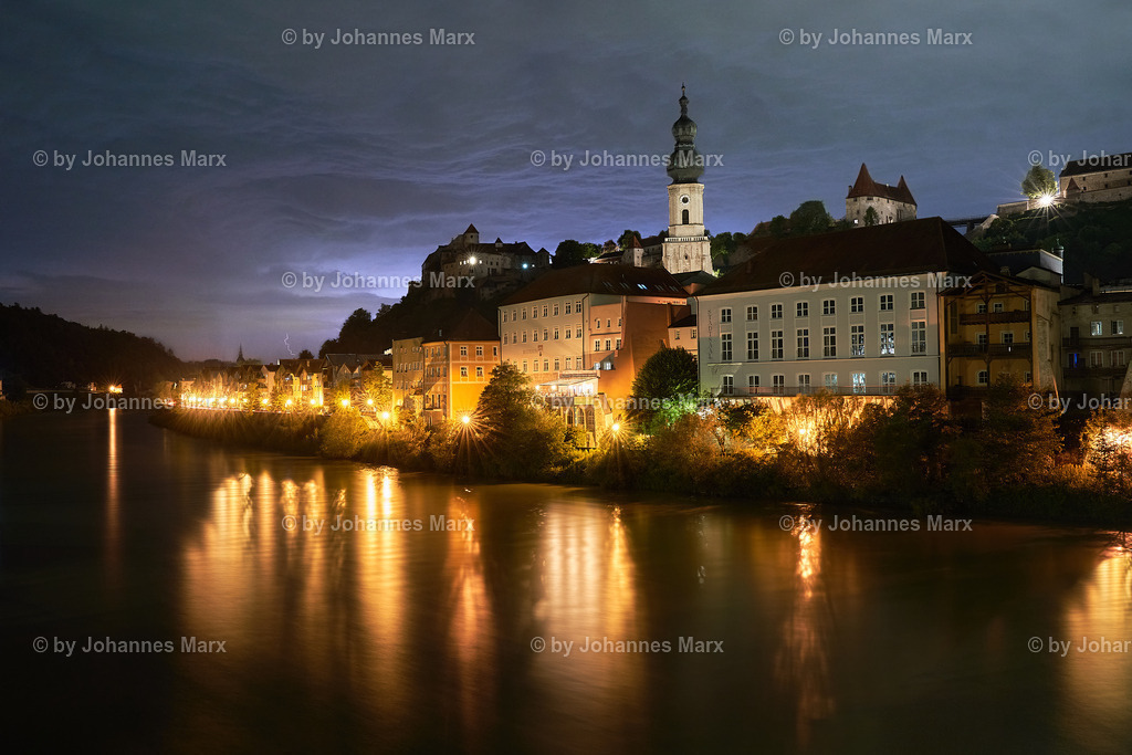 Es kommt ein Sturm nach Burghausen | Professionelle Landschaftsfotografie, Inneneinrichtung, Kunst für Ihre Wohnung, Kanzlei, Praxis oder als Geschenk. Aussuchen und einfach liefern lassen. Raumgestaltungsberatung auf Anfrage. - Realisiert mit Pictrs.com